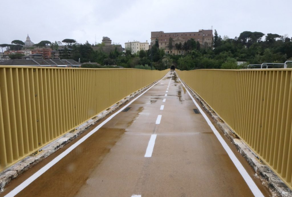 Monte Ciocci-San Pietro, aperta la nuova pista ciclopedonale 1 monte ciocci 17 apr per sito2