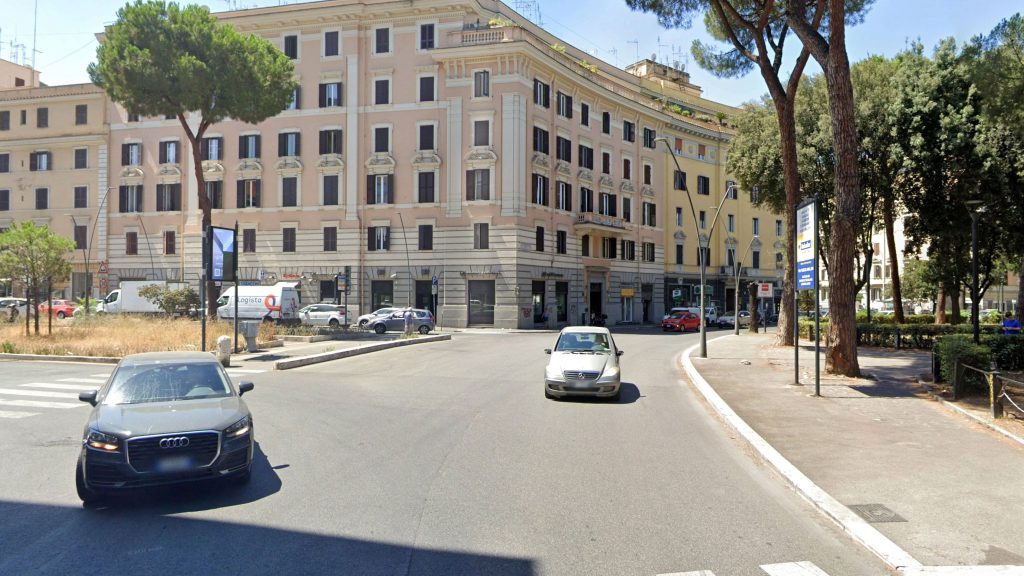 BPP 020 M07 Piazza Re di Roma uomo HD ante 1